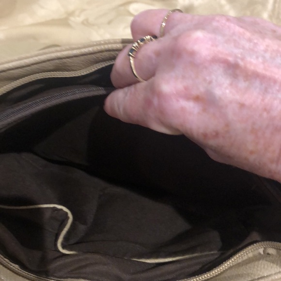 Tan purse with many pockets/compartments - Picture 9 of 16